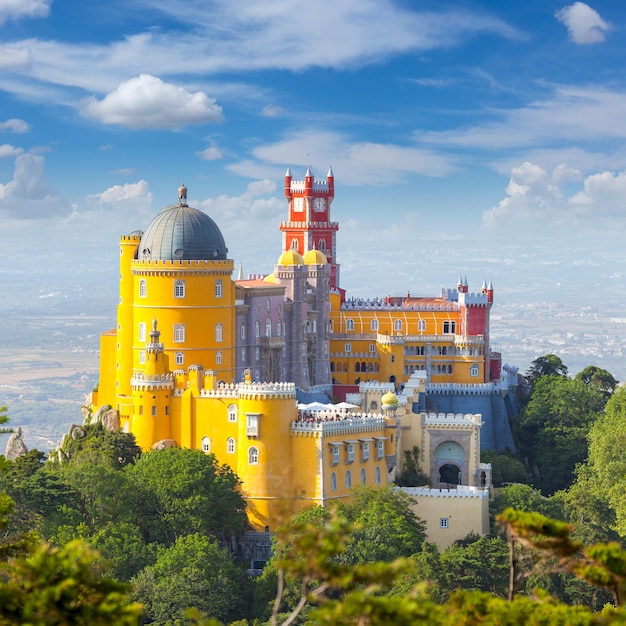 Famoso Palacio Nacional Langmark de Pena y blue sky Sintra Lisboa Portugal Europa