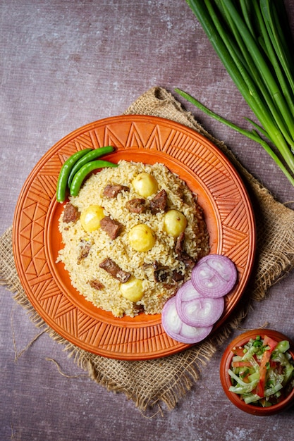 Famoso pilaf de cordero indio o dum biriyani de cocina auténtica