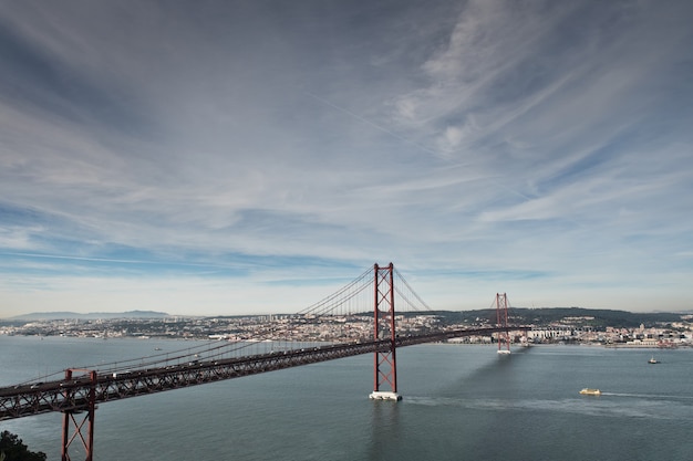 El famoso puente 25 de abril en Lisboa, Portugal.