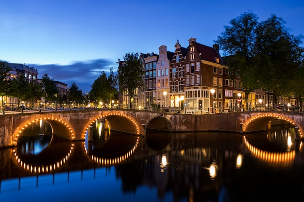 Famoso puente en Amsterdam de noche