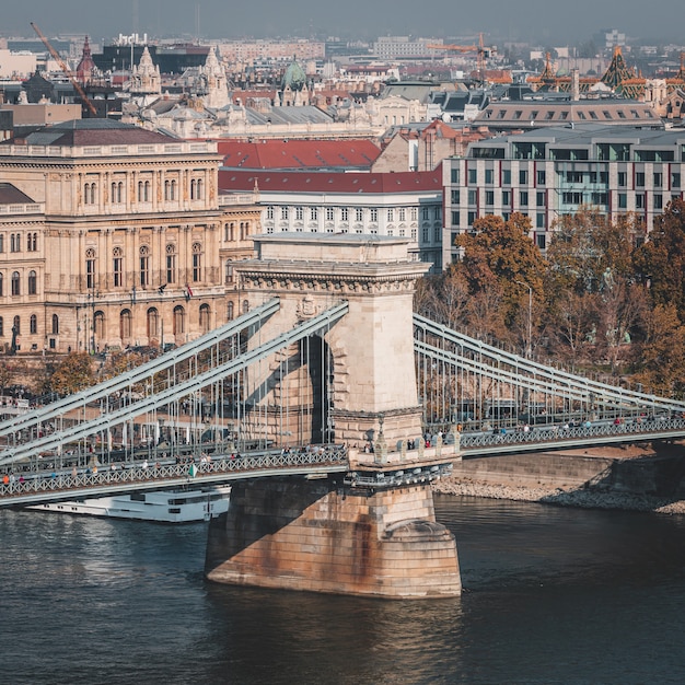 Famoso Puente de las Cadenas sobre la vista del río Danune desde la plataforma de observación