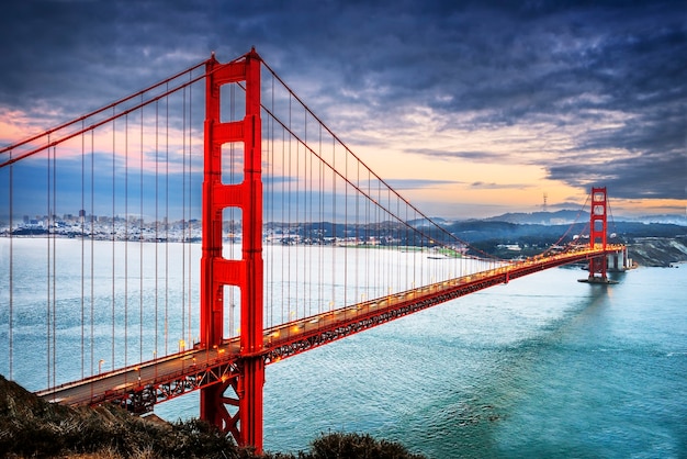 Foto famoso puente golden gate, san francisco por la noche, ee.