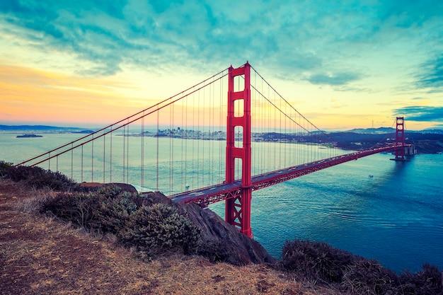 Famoso puente Golden Gate, San Francisco, procesamiento fotográfico especial.