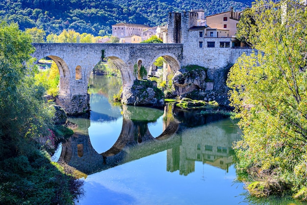 Famoso puente medieval sobre el río Fluvia en el pueblo medieval de Besal, Girona, Cataluña.