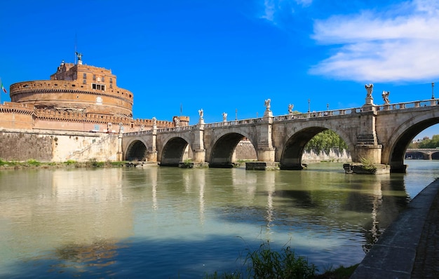 El famoso puente StAngelo y el castillo Roma Italia