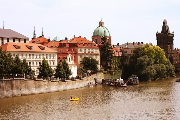 Foto famoso puente y torre de carlos, praga