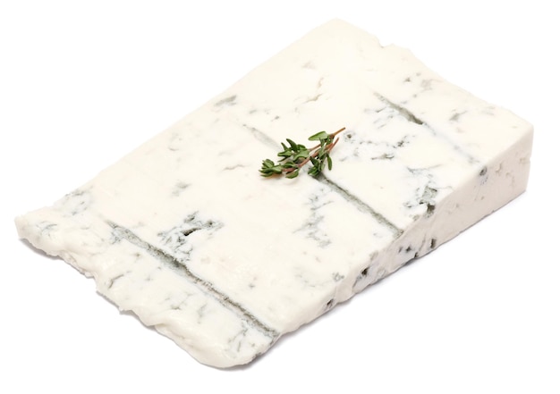 Famoso queijo azul gorgonzola italiano tradicional isolado no fundo branco
