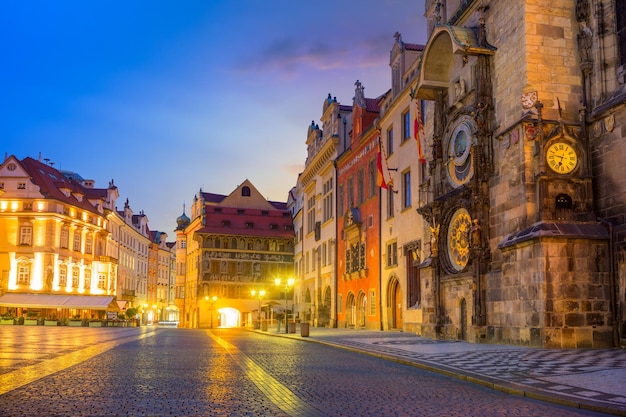 Famoso reloj de Praga Orloj y centro de la ciudad vieja en la noche República Checa Europa