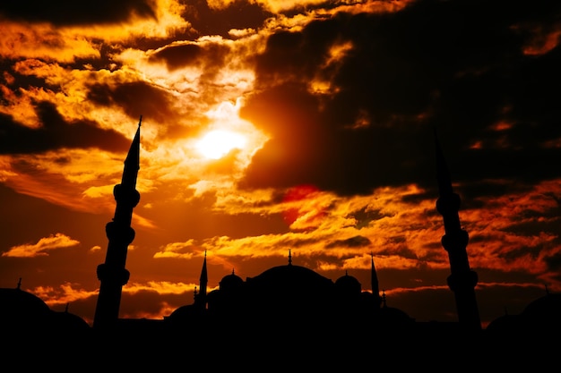 Famoso Sultanahmet o Mezquita Azul en la ciudad de Estambul al atardecer