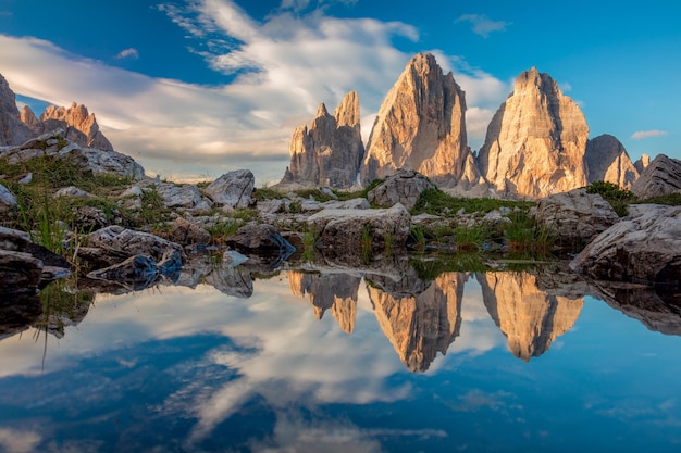 Famoso Tre Cime di Lavaredo com reflexo real no lago Dolomites Alps Mountains Itália Europa