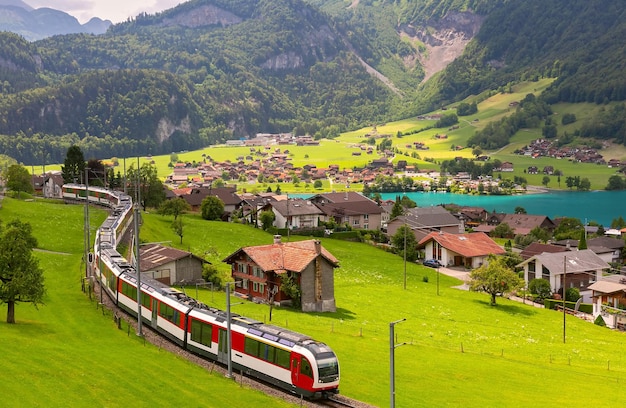 Famoso trem turístico panorâmico elétrico vermelho na aldeia suíça de Lungern obwalden, Suíça