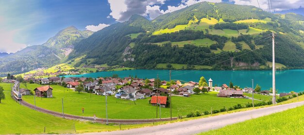 Famoso tren turístico panorámico eléctrico rojo en el pueblo suizo de Lungern cantón de Obwalden Suiza