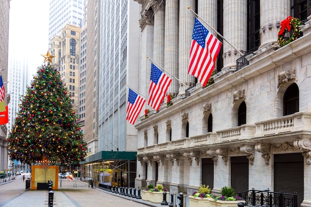 Famoso Wall Street en la Ciudad de Nueva York y decoración de Navidad NUEVA YORK, EE.UU.