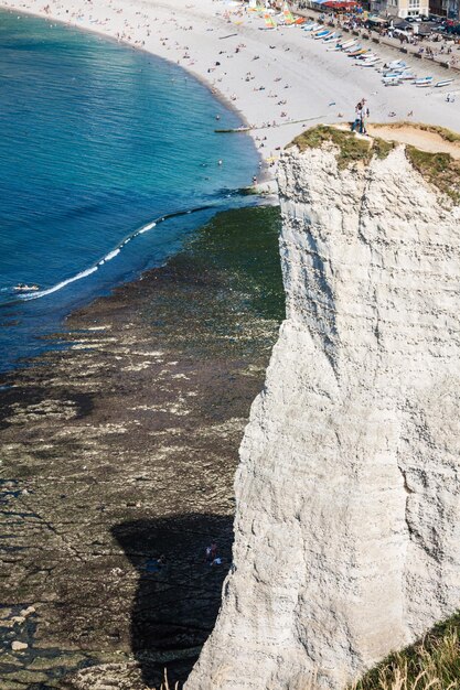 Foto los famosos acantilados de etretat en normandía, francia