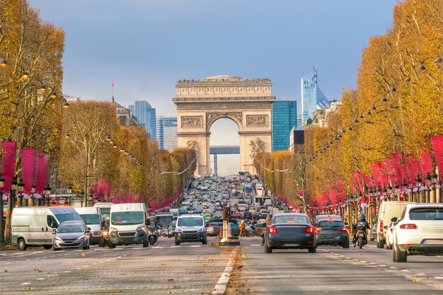 Famosos Campos Elíseos y Arc de Triomphe en París, Francia