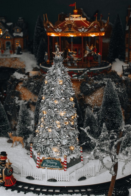 Famosos juguetes de Navidad y Año Nuevo de Lemax con adornos de árbol de Navidad, nieve y carrusel. Regalos y decoraciones de lujo para las vacaciones de invierno.