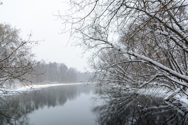 Famosos lagos azuis de origem cárstica. os lagos azuis não congelam no inverno e se alimentam de águas subterrâneas. os lagos de água e lama curam uma variedade de doenças. lagos na rússia, kazan. paisagem de inverno.