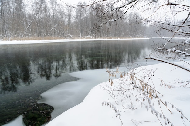 Famosos lagos azuis de origem cárstica. Os lagos azuis não congelam no inverno e se alimentam de águas subterrâneas. Os lagos de água e lama curam uma variedade de doenças. Lagos na Rússia, Kazan. Paisagem de inverno.