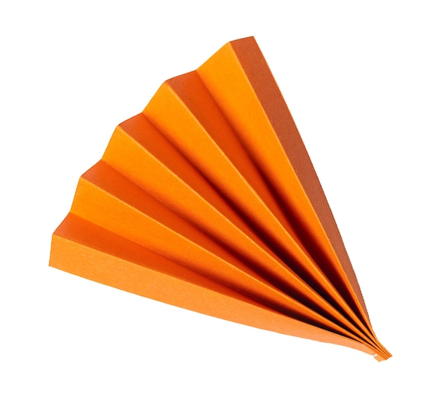 Fan asiático de papel naranja hecho a mano aislado en un recorte de fondo blanco o transparente