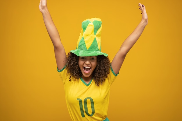 Fan de mujer brasileña celebrando en fútbol