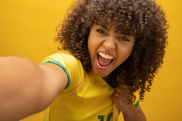 Fan de mujer brasileña celebrando en fútbol