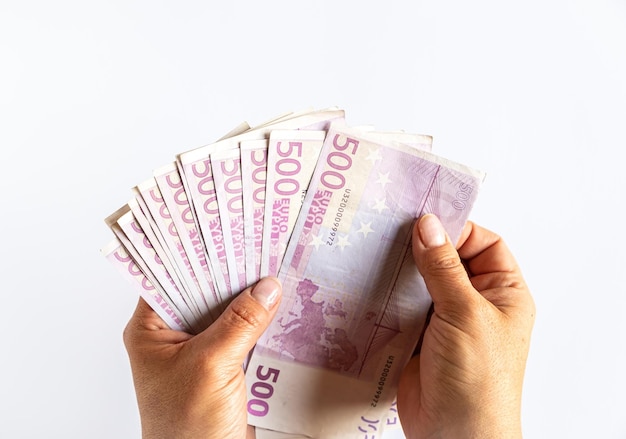 Fan von 500-Euro-Banknoten in Händen auf weißem Hintergrund