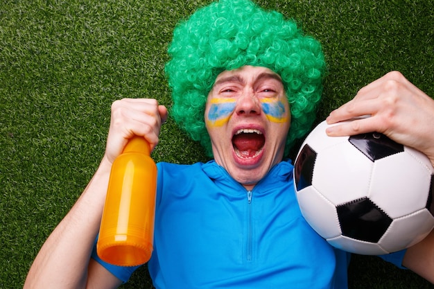 El fanático del fútbol apoya a su equipo y celebra un gol