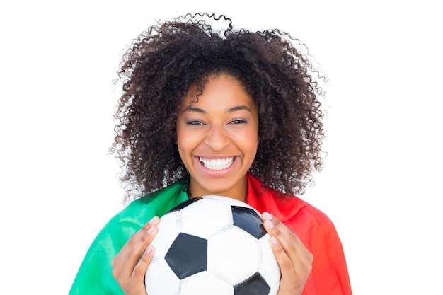 Foto fanático del fútbol bonito con bandera de portugal sosteniendo la pelota