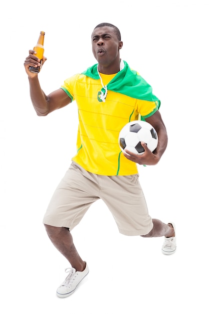 Foto fanático del fútbol brasileño feliz con bola y cerveza