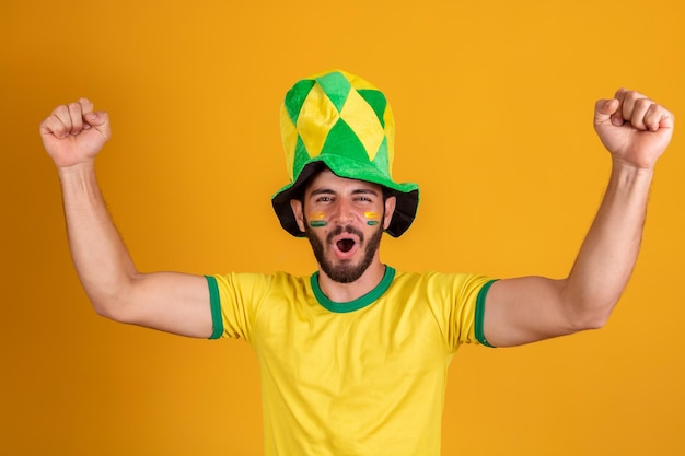 Fanático del fútbol Emocionado animando al hombre gritando gol