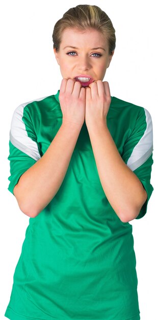 Foto fanático del fútbol nervioso en verde