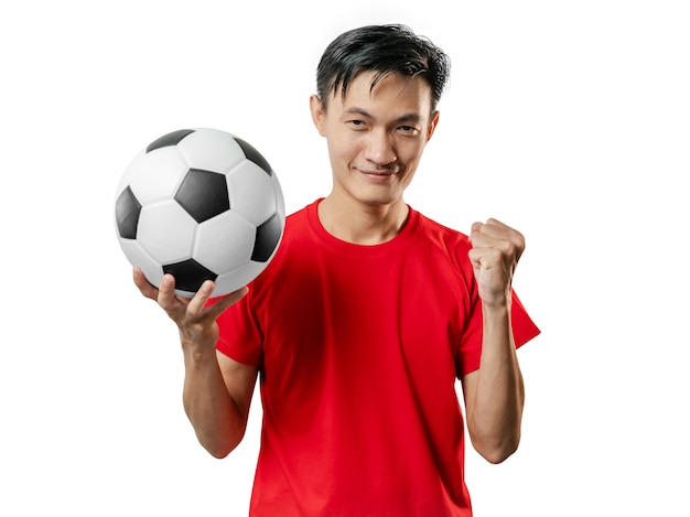 Fanático del fútbol que celebra al hombre en camisa de manga corta roja.