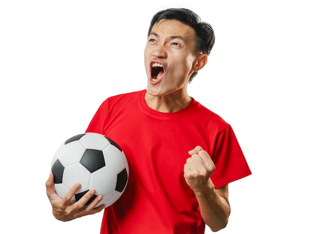 Fanático del fútbol que celebra al hombre en camisa de manga corta roja.