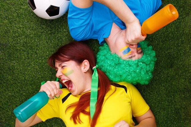 Los fanáticos del fútbol apoyan a su equipo y celebran el gol