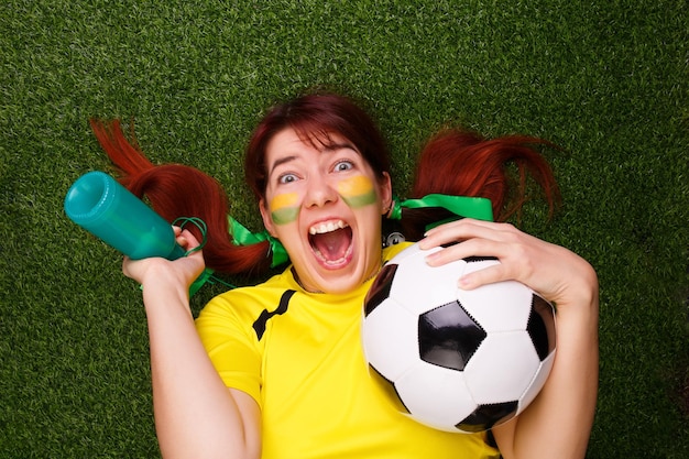 Los fanáticos del fútbol apoyan a su equipo y celebran el gol