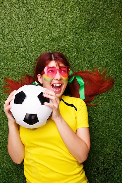 Foto los fanáticos del fútbol apoyan a su equipo y celebran el gol