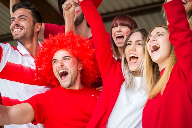 Fanáticos del fútbol en el estadio