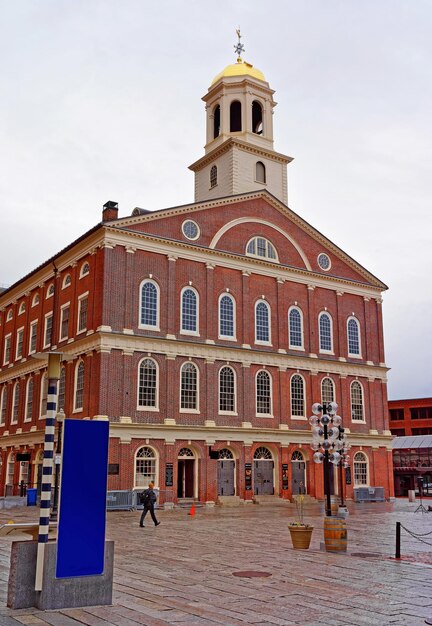 Faneuil Hall im Government Center in der Innenstadt von Boston, Massachusetts, USA. Menschen im Hintergrund