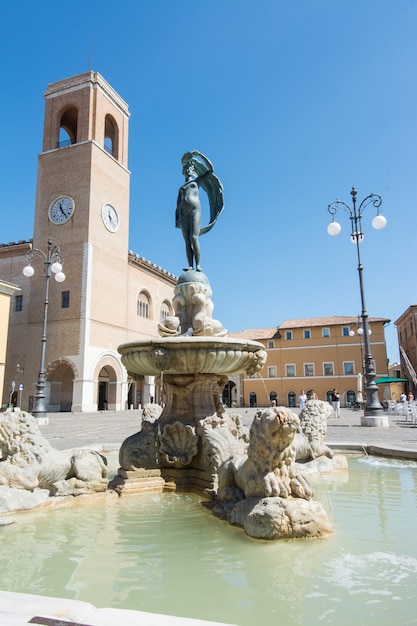 Fano, Pesaro, Marken, Italien. Palazzo del Podesta und Statua della Fortuna