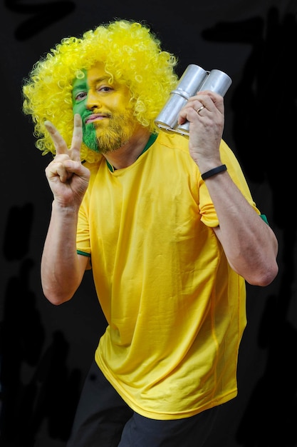 Fans der brasilianischen Fußballnationalmannschaft spielen den Chocalho