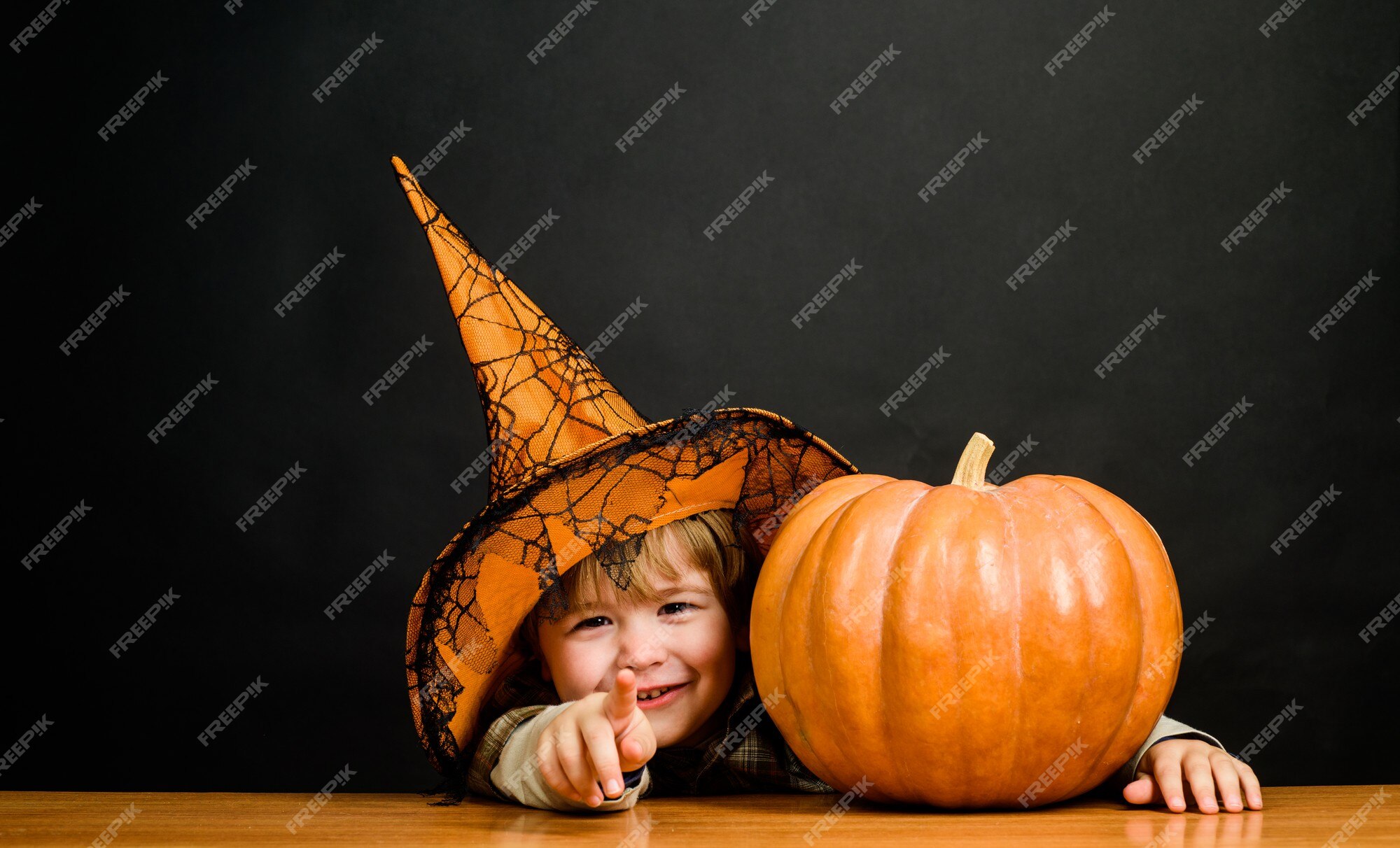 lindo menino asiático comemorando o dia das bruxas vestindo fantasia de  bruxa e segurando acessórios de decoração de halloween 6964700 Foto de  stock no Vecteezy