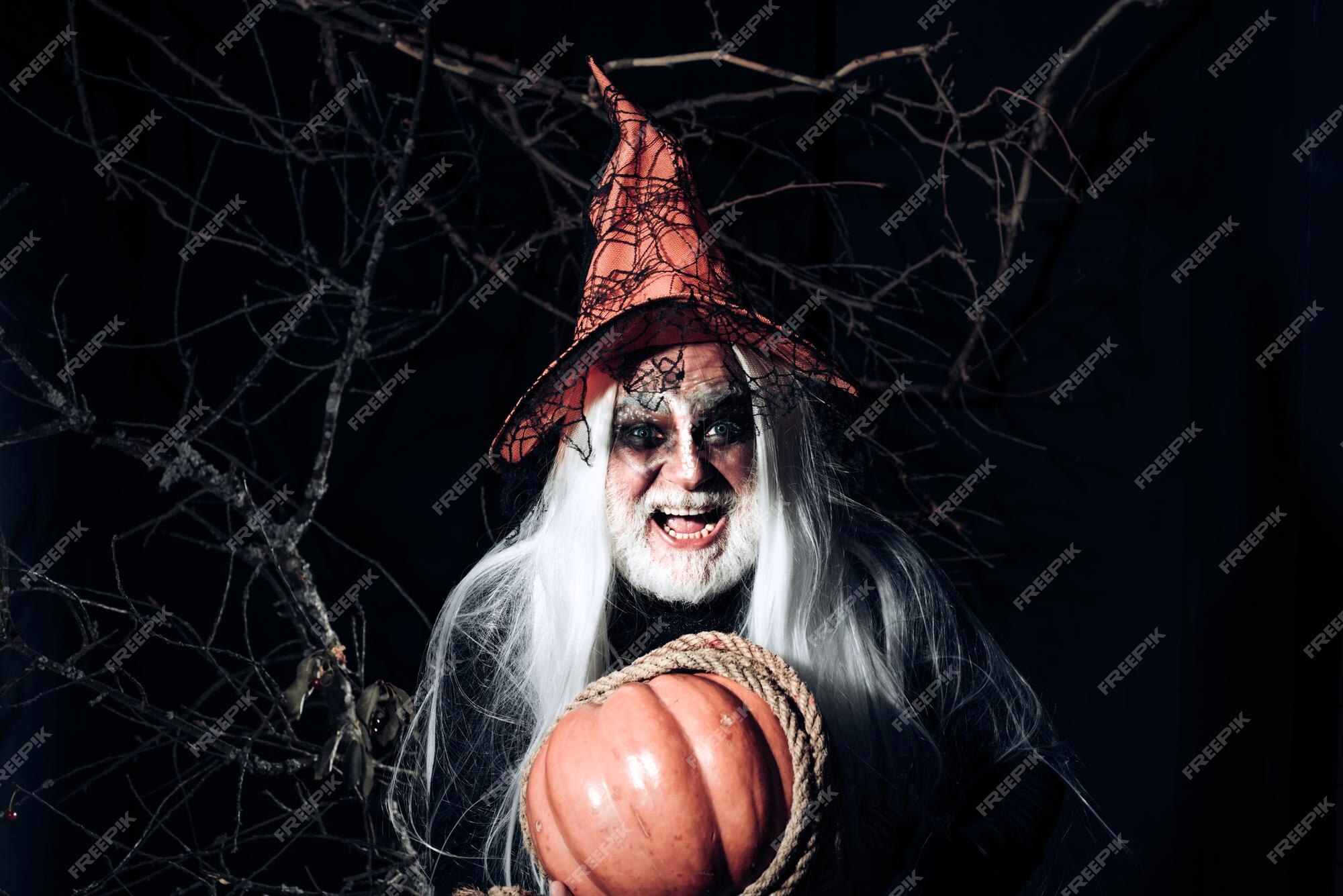 Homem Alegre Na Fantasia De Vampiro De Halloween Foto de Stock