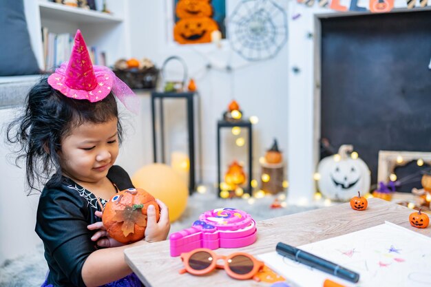 Fantasia infantil para o festival de halloween em casa. celebração