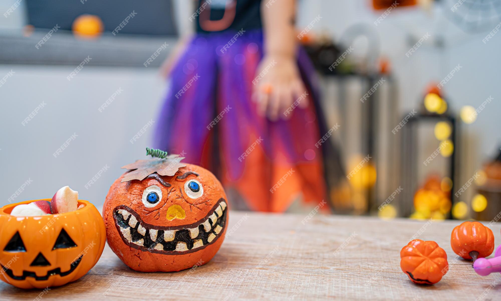 Fantasia infantil para o festival de halloween em casa. celebração