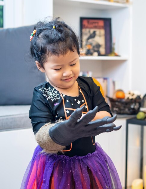 Fantasia infantil para o festival de Halloween em casa. Celebração em família e quarto decorado no outono.