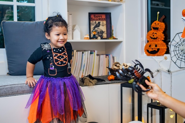 Fantasia infantil para o festival de Halloween em casa. Celebração em família e quarto decorado no outono.