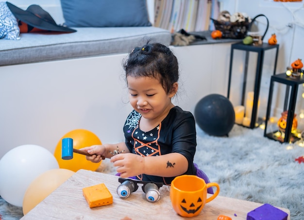 Fantasia infantil para o festival de halloween em casa. celebração