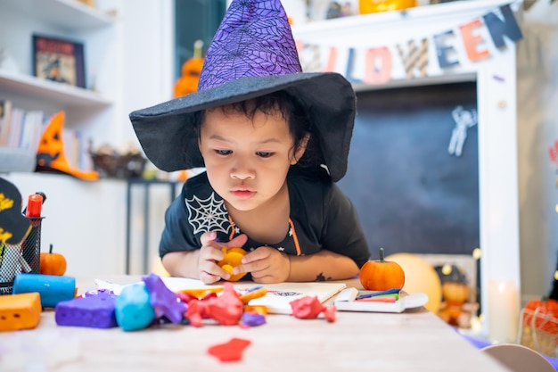 Fantasia infantil para o festival de Halloween em casa. Celebração em família e quarto decorado no outono.