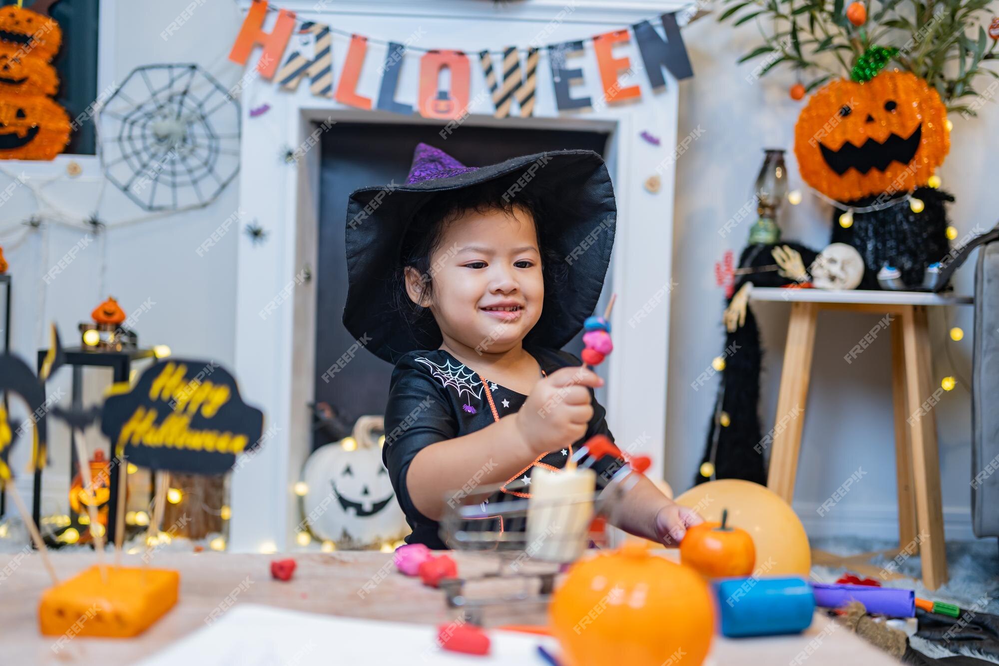 Fantasia infantil para o festival de halloween em casa. celebração