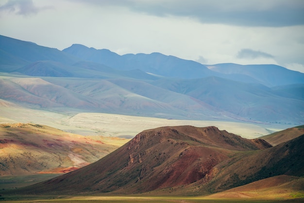 Foto fantasia vasta paisagem com vívidas montanhas multicoloridas ao sol